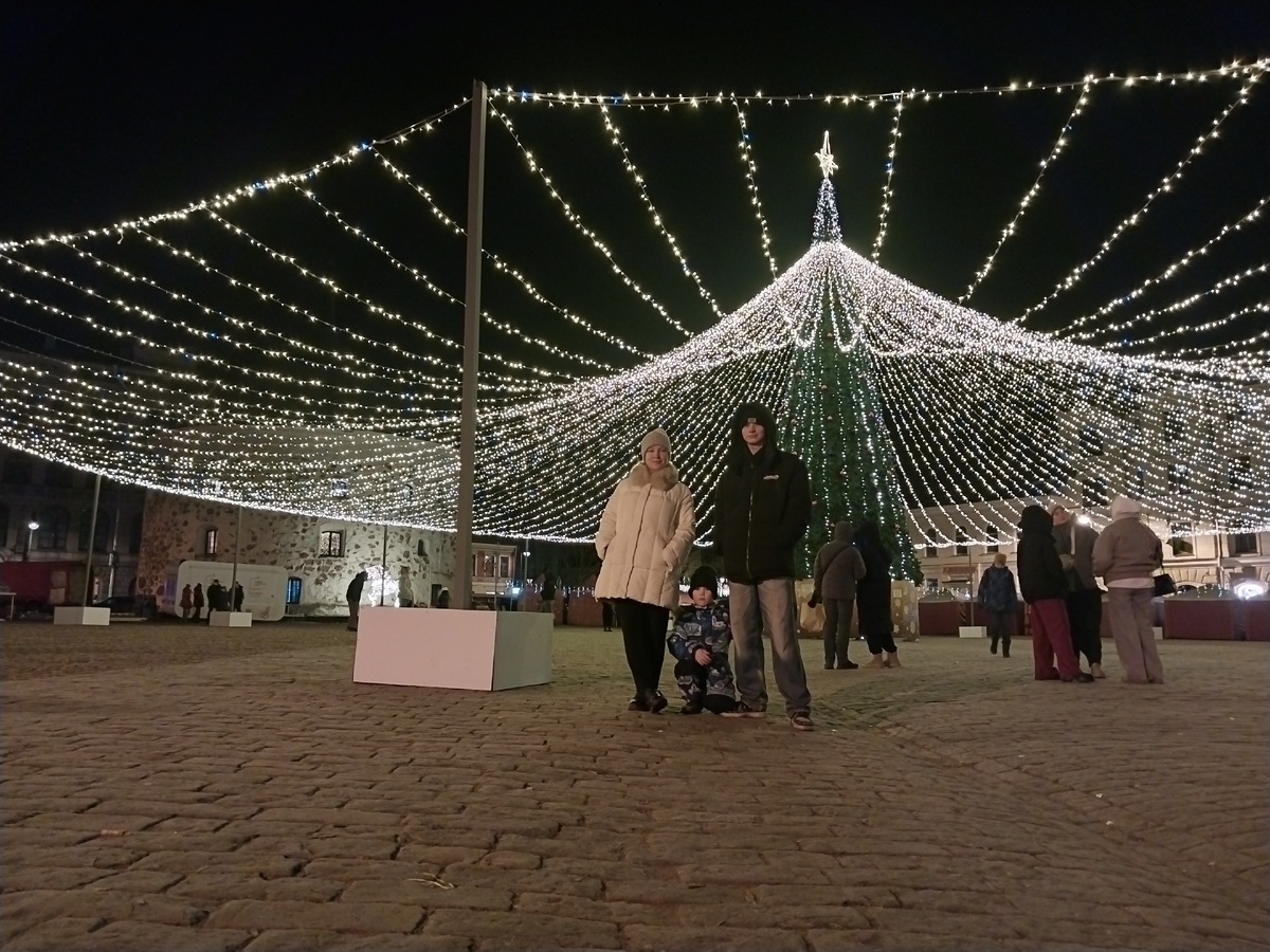 Рыночная площадь и Круглая башня. Листайте вправо, чтобы посмотреть на новогодний Выборг - 2026...