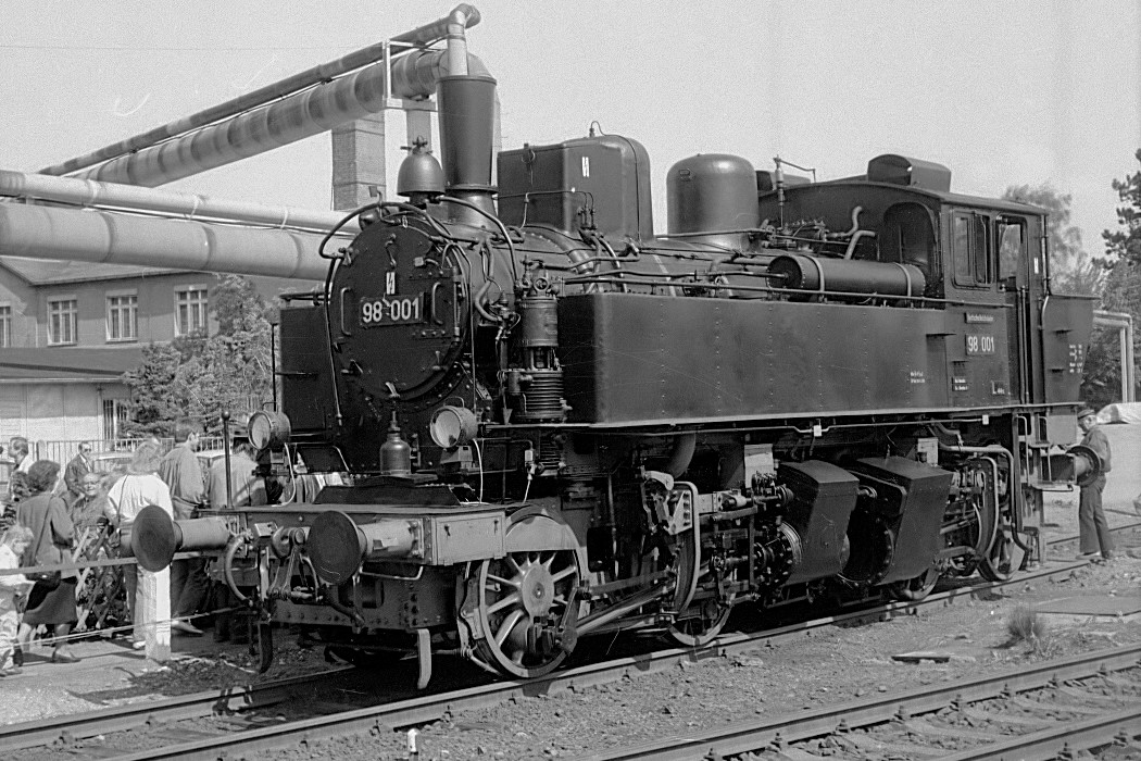 В 1989 году во время специального железнодорожного путешествия из центрального вокзала Дрездена в Дрезден-Гиттерзее на вокзале Дрезден-Гиттерзее был представлен локомотив 98 001, который сейчас находится в Промышленном музее Хемница.