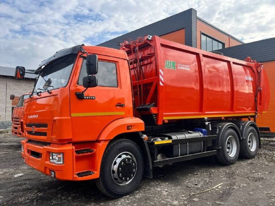    Вывоз отходов в Горно-Алтайске. Источник: t.me/OlgaSafronovaofficial