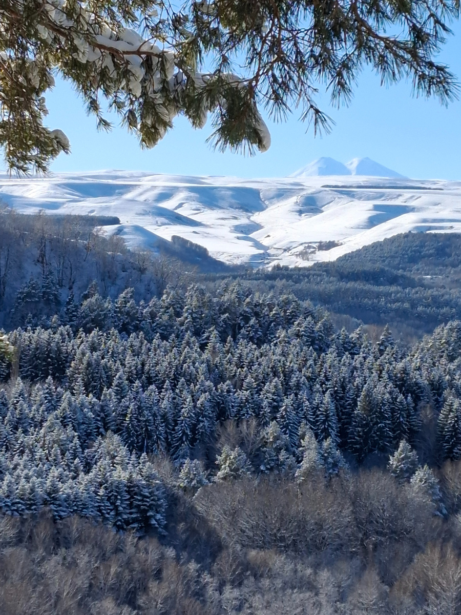 2 января 2026 года. Вид на двуглавый Эльбрус с тропы Косыгина. Фото автора.