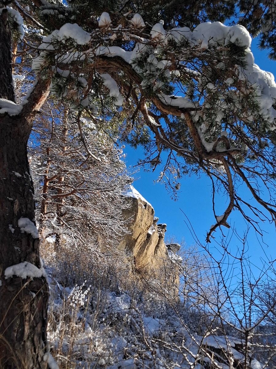 «Синие камни». Цветовую иллюзию можно наблюдать перед грозой. Фото автора.