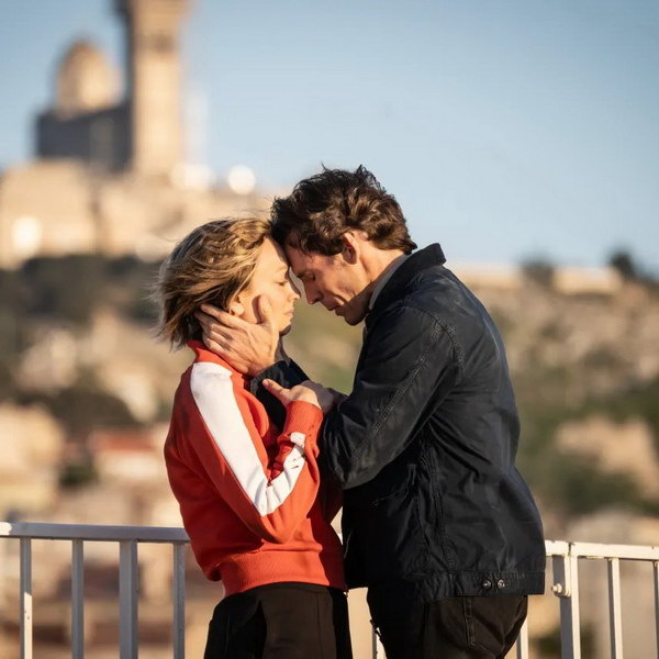     Кейли Куоко разыскивает Сэма Клафлина в Европе в трейлере «Исчезнувшего»