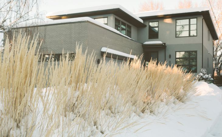 Большой загородный дом зимой. Фото: freepik.com