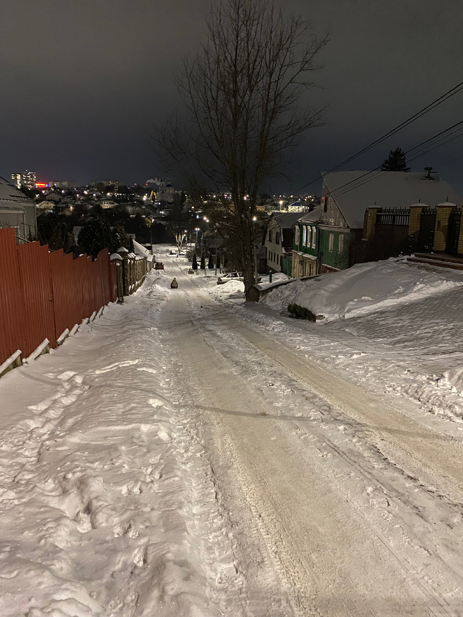 Наша улица зимой, где-то далеко внизу - дочь с Лелькой на снегокате