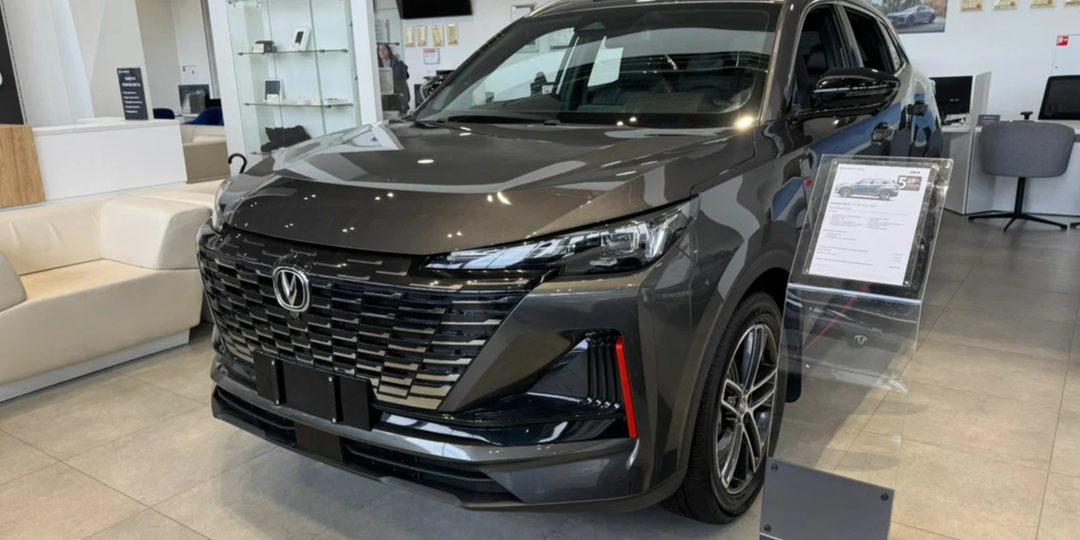 Заехал к дилеру Changan. За сколько продают Changan UNI-S? Какие скидки есть? Есть ли скидки на машины 25 года?