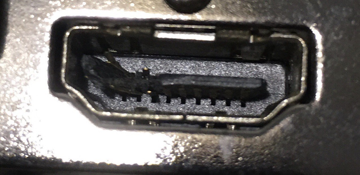 Механическое повреждение разъёма HDMI явилось причиной отсутствия вывода через него изображения
