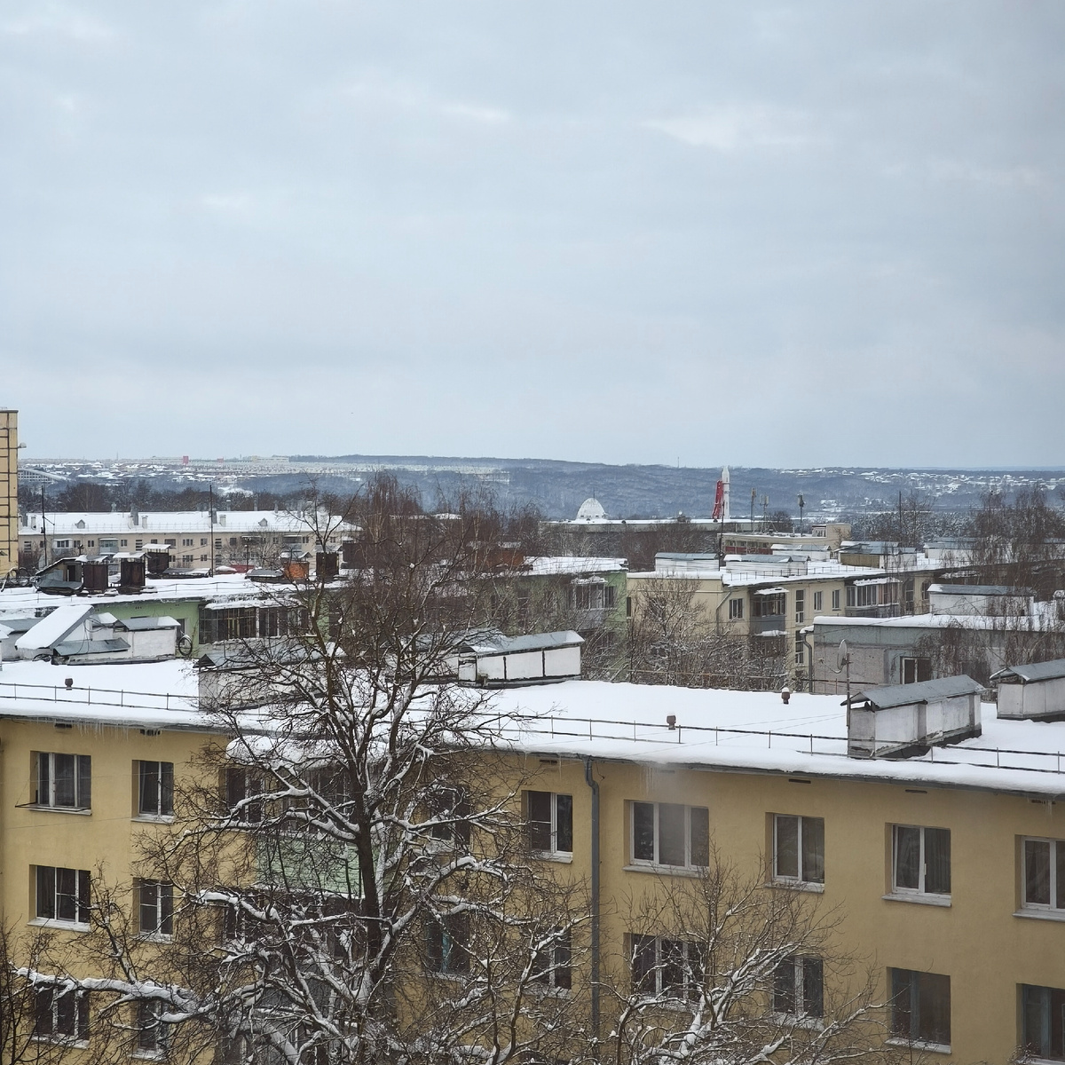 Видите справа вдали ракету? Пойдем туда.