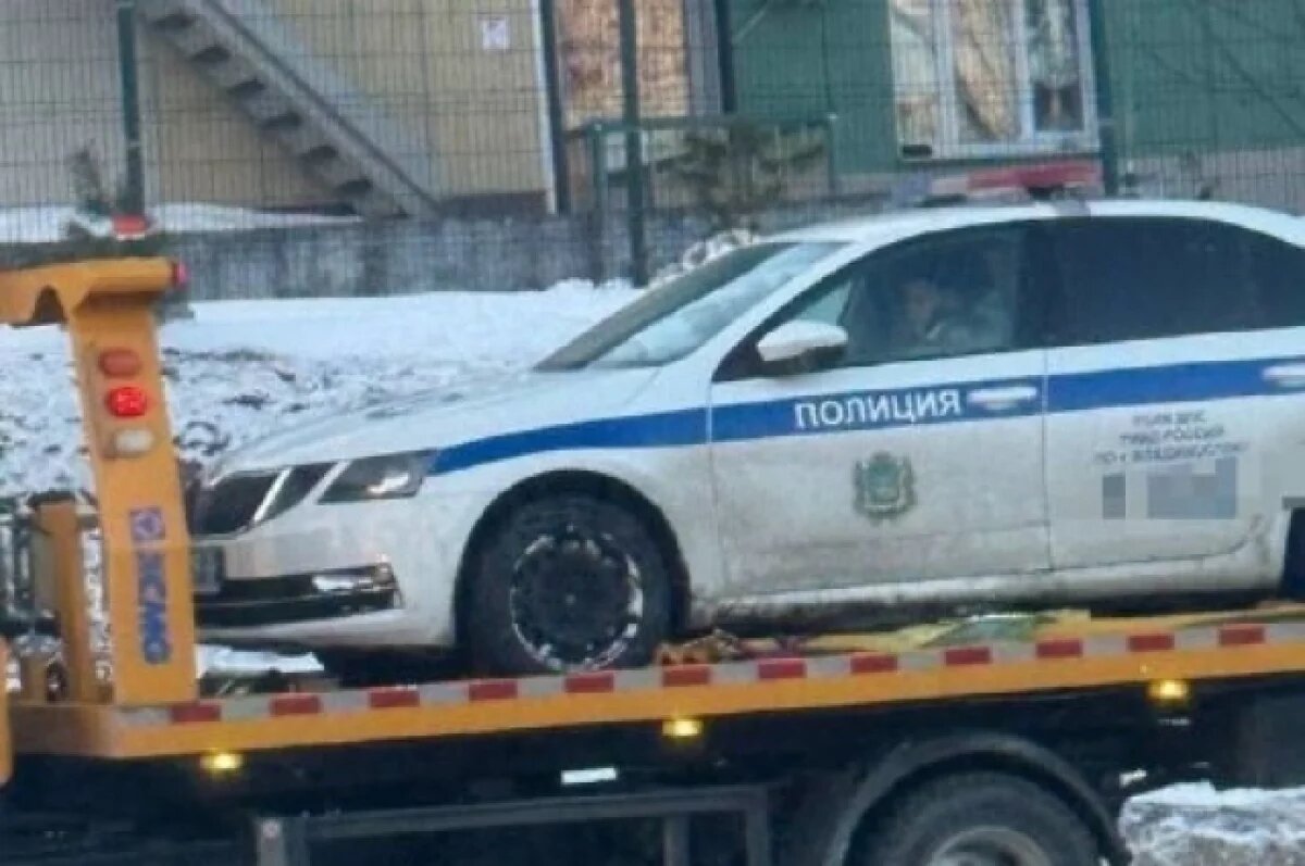    На Золотом мосту эвакуатор увёз автомобиль ДПС с инспекторами внутри