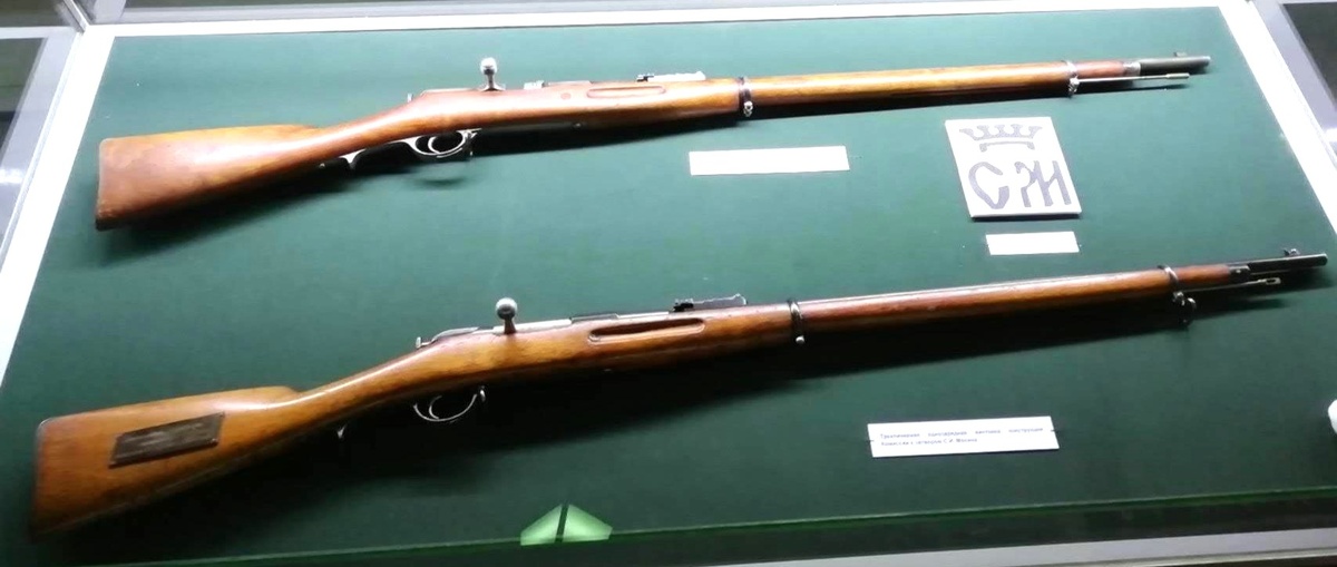 Вверху комиссионная винтовка обр. 1890 года, внизу - винтовка Мосина обр. 1890 года.