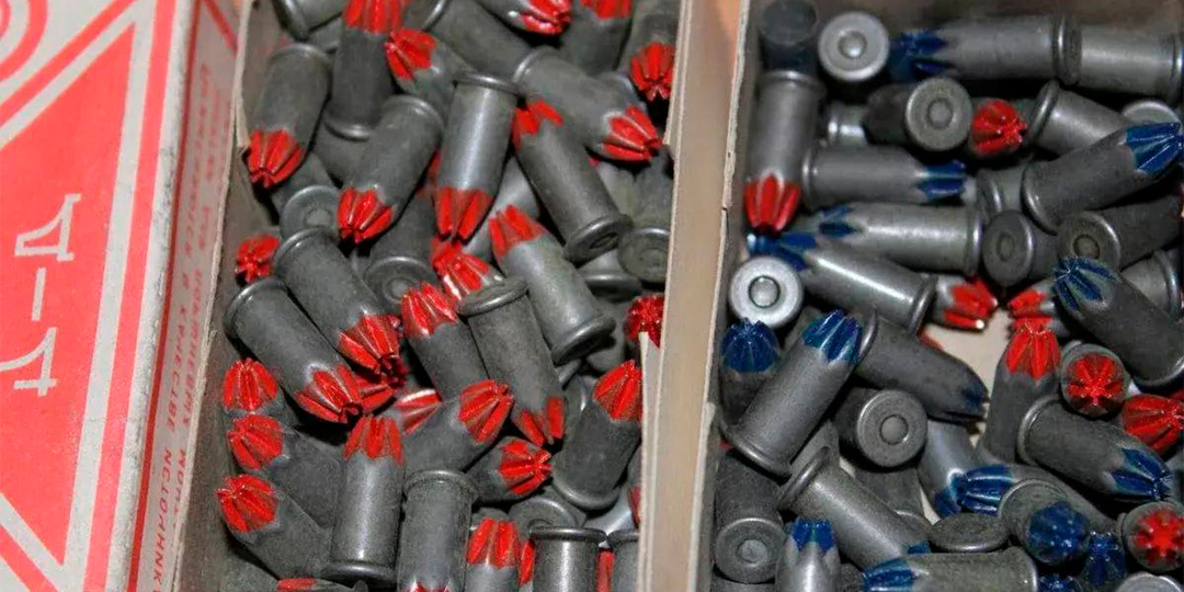 Настоящий клад для детей 90-х. Сперва думал, что это пули от револьвера. Потом узнал, что монтажные патроны. В костёр их бросали