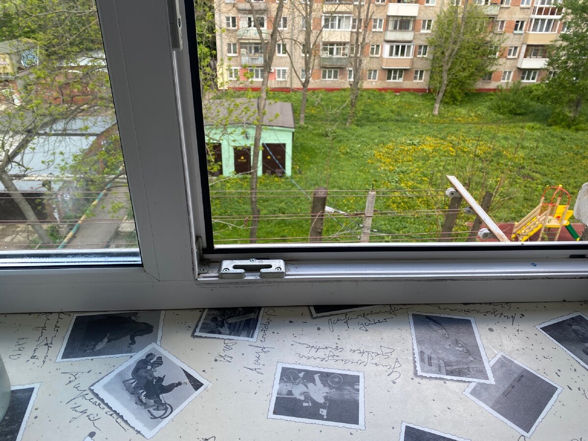 Удивительно, но такая контрукция на самом деле была удобной. То как я держала мужа за ноги, пока он все это вешал, надо было видеть 😊 