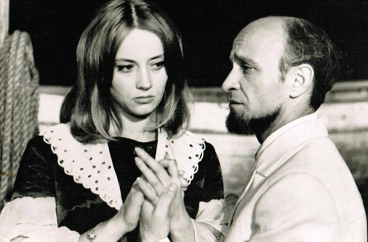 Здесь у нее главная роль — Маргарита Терехова с Роланом Быковым в фильме «Бегущая по волнам», 1967 год
