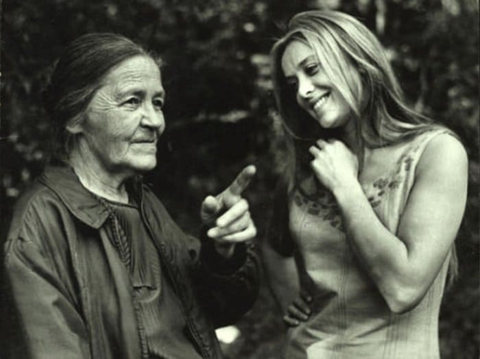 Маргарита Терехова с матерью Андрея Тарковского Марией Вишняковой на съемках фильма «Зеркало». 1974 год