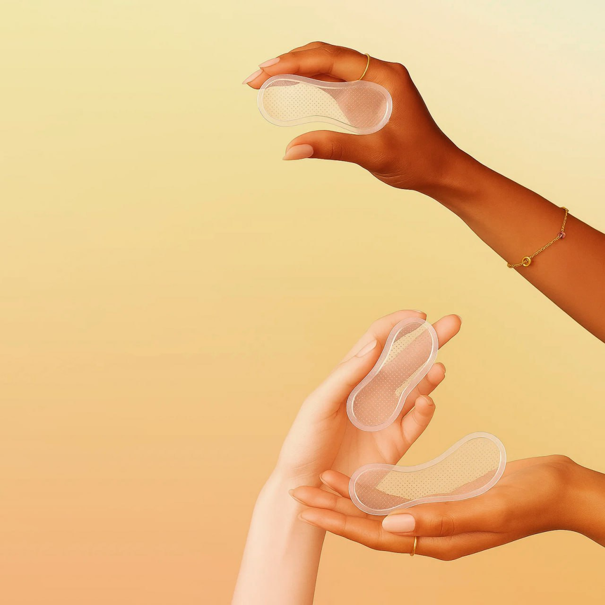 Патчи BLÓM не конфликтуют с базовым уходом и нутрикосметикой — наоборот, при грамотной последовательности они усиливают общий эффект. Такой подход работает как система, где каждый этап дополняет другой и даёт более заметный результат.

Правило здесь простое и понятное 👇
• патч всегда наносится только на чистую и сухую кожу — без крема, сыворотки или тоника;
• после снятия важно подождать 20–30 минут, чтобы активные компоненты полностью «отработали» в коже;
• затем можно возвращаться к привычному уходу — наносить сыворотку и крем;
• приём коллагена или гиалуроната внутрь помогает усилить визуальный эффект: кожа выглядит более плотной, увлажнённой и свежей.

Такой комплексный подход особенно хорошо подходит тем, кто хочет не просто быстрый результат, а устойчивые изменения со временем. BLÓM работает накопительно, поддерживая кожу изнутри и снаружи 🧠💛

✨ Хотите действительно усилить эффект своего ухода? Начните курс патчей BLÓM и почувствуйте разницу уже в процессе.