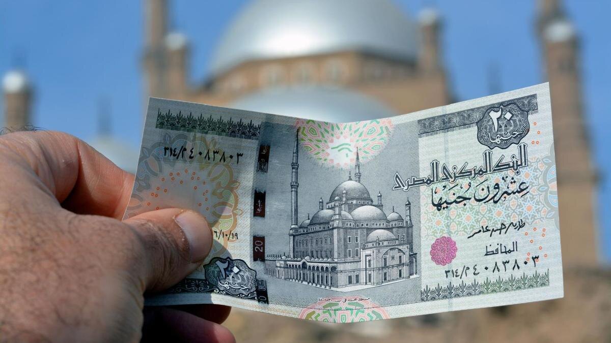 Чтобы сильно не заморачиваться с обменом валюты при посещении Египта я обычно беру с собой наличные доллары и не меняю их на местные египетские фунты. В магазинах принимают и доллары и евро наряду с национальной валютой. 