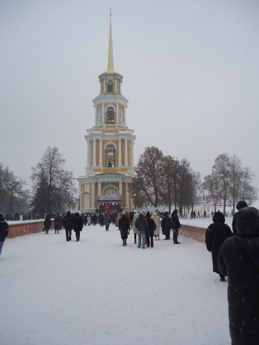 Соборная колокольня Рязанского Кремля. Потихоньку на фестиваль 08.01.2026 года собираются люди. Из архива автора.