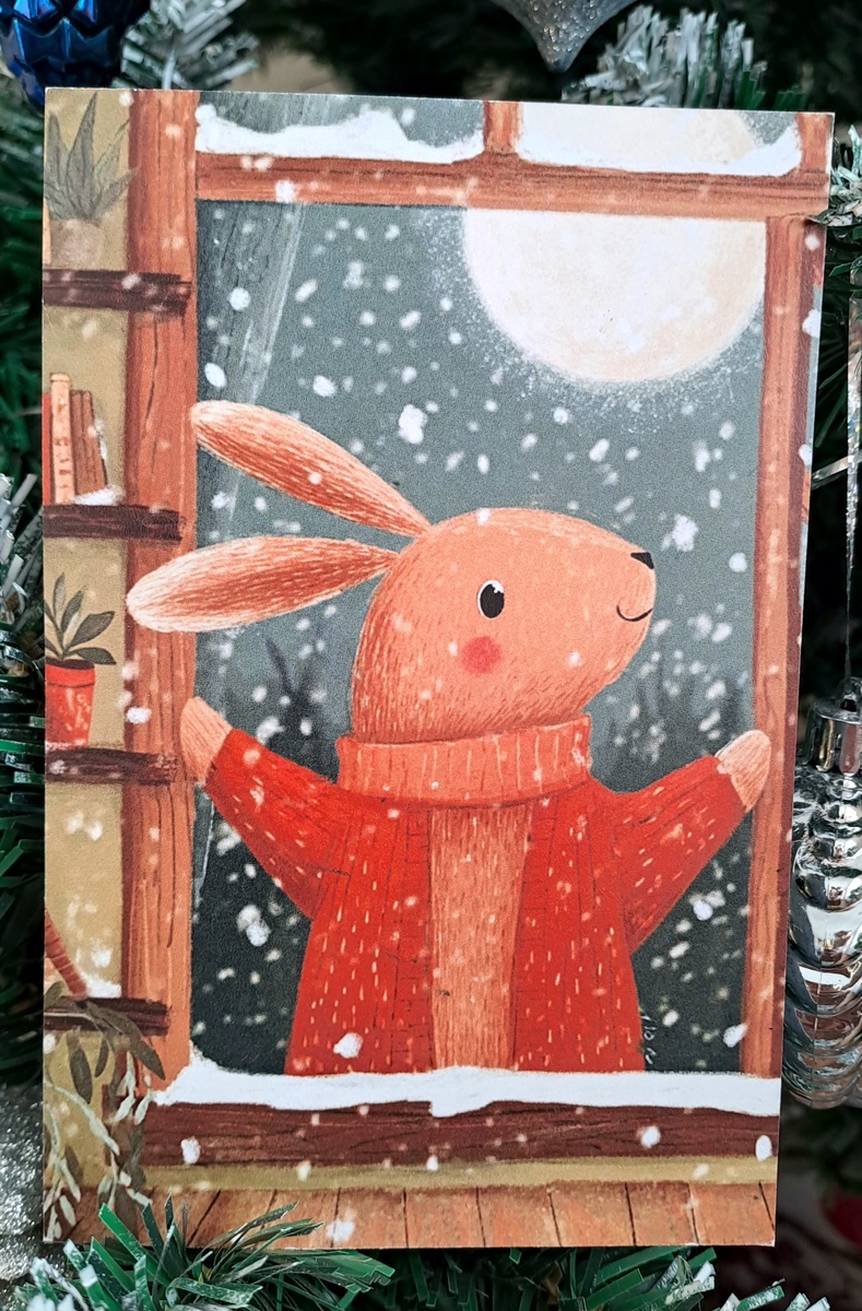 Вот такой зайчик распахнул окошко навстречу всем новогодним праздникам. Прелесть этой открытки ещё в том, что она отправлена без конверта,  сзади марки, штемпели почты, пожелания и красивое оформление 