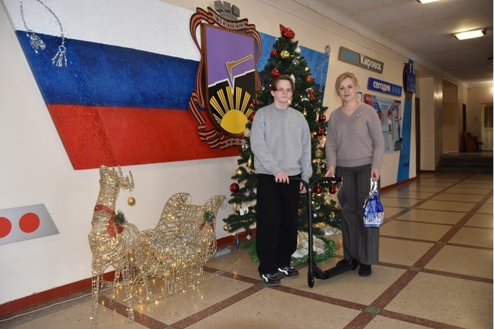    Глава ЛНР исполнил желание юного жителей Кировска. ФОТО: ТГ-канал Леонида Пасечника