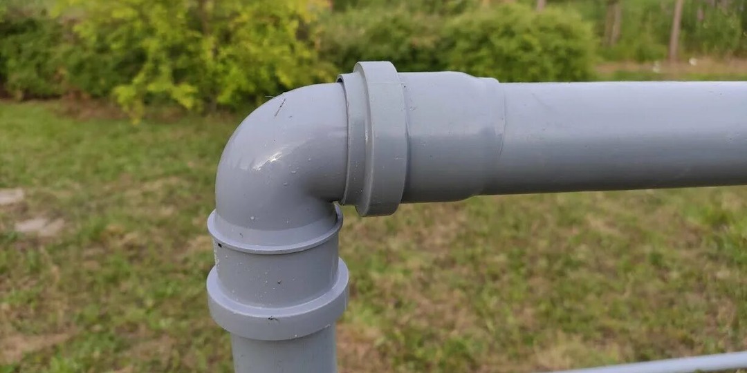 Этот забор не поведёт и через 20 лет: поставил заборные столбы из пластиковой трубы