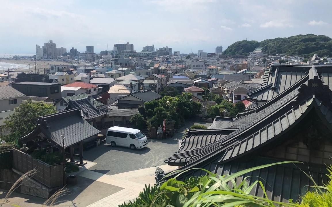 Вид на центр района КашигоЭ и пляж Кошигоэ Бич.