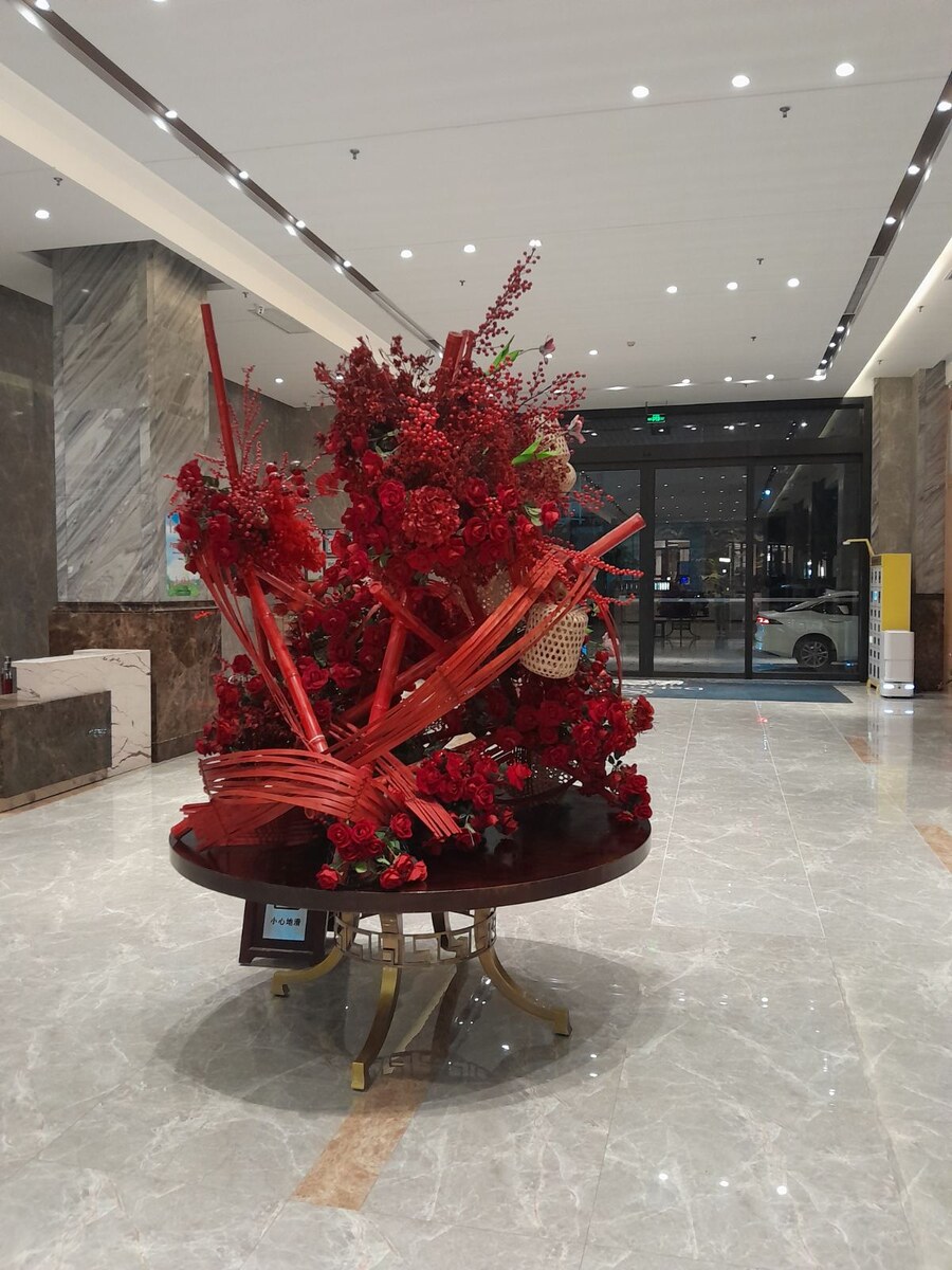 Холл в отеле и пару фото в номере