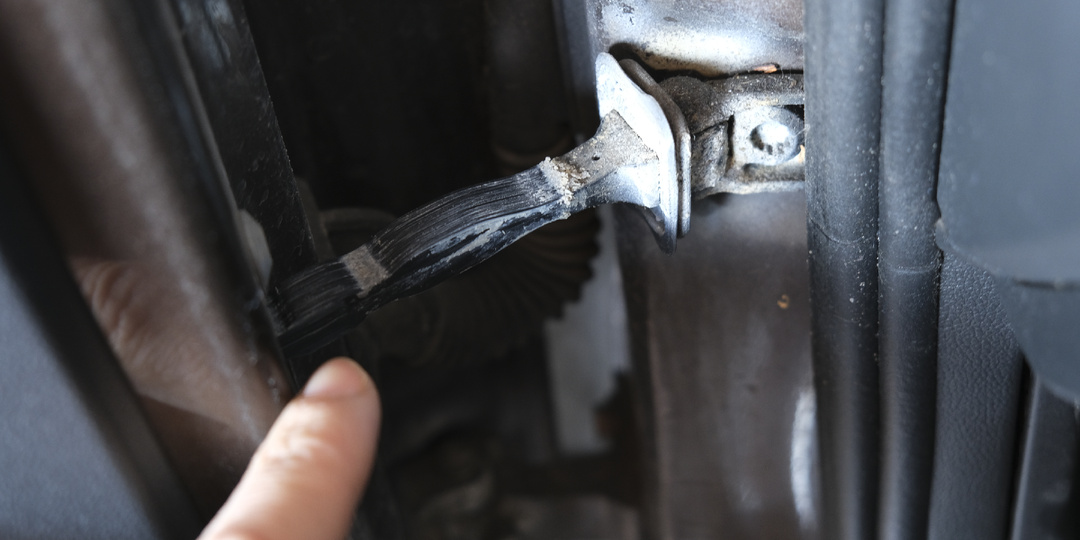 Чем смазать петли и ограничители, чтобы они не скрипели на морозе. Один раз смазал и забыл на год