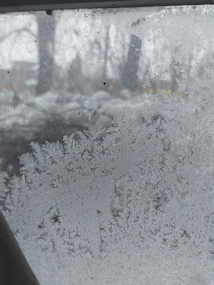 Вот такие зимние узоры бывают на деревенских окнах