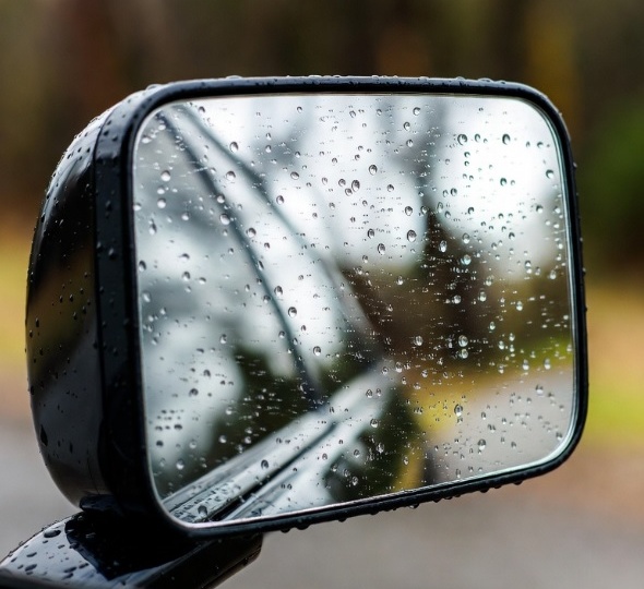 Что сделать, чтобы на боковых зеркалах машины почти не оставалось капель воды