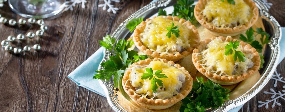 Тарталетки с курицей, грибами и сыром: Спасаем праздник за 20 минут. Рецепт для тех, кого ждут гости!
