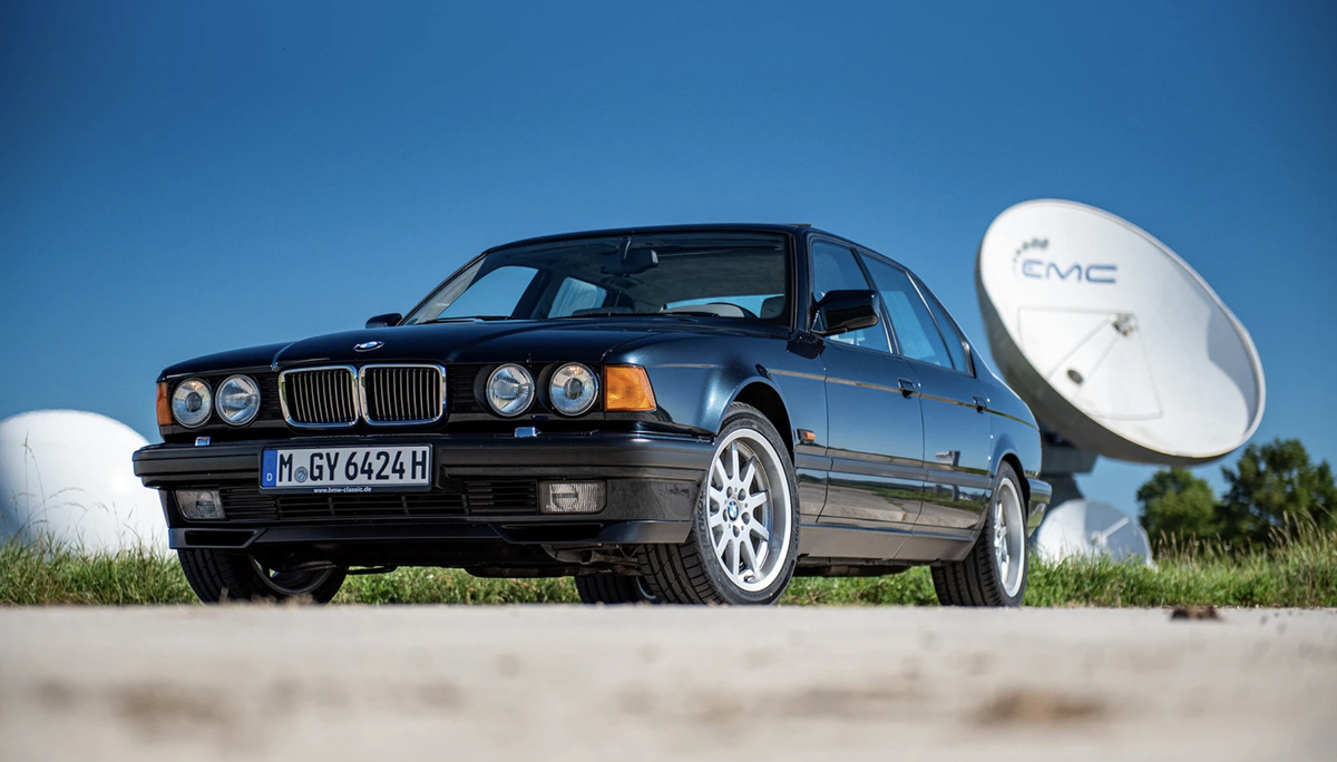 BMW E32 750iL на сегодняшний день – настоящая классика баварского концерна и один из важнейших автомобилей в истории марки. Чтобы подчеркнуть преемственность поколений и верность традициям, BMW привозят свой экземпляр E32 на презентации новых «семерок».
