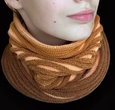 Очень интересно выглядит этот простой снуд (по кругу, чередование лицевой и изнаночной глади), особенно если связать его из секционно