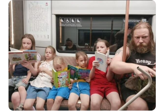 "лишенные детства" дети Теплякова читают в метро детскиек книжки источнеик дзен