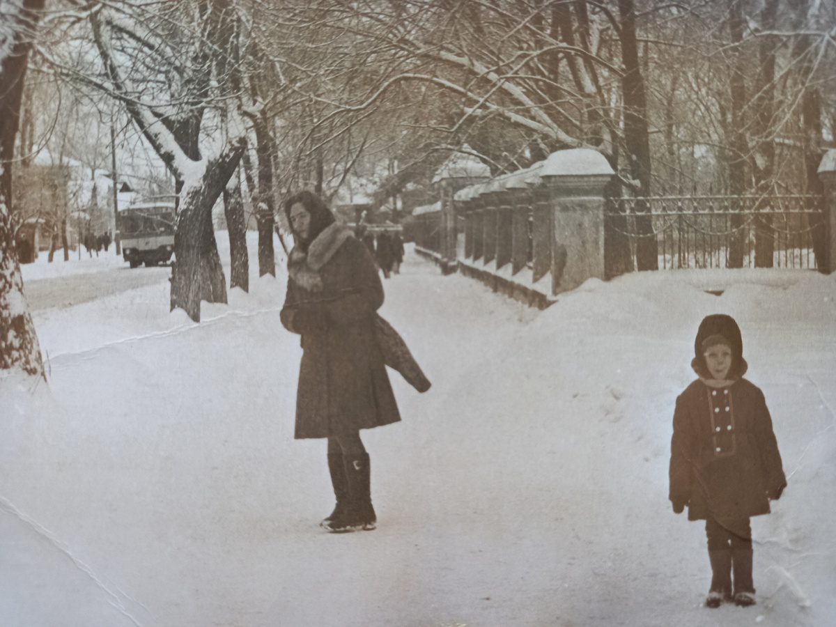 70-е годы. Фото из архива автора. Аллея у ростовской гимназии.