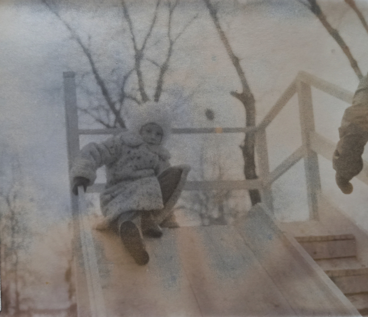 Фото из архива автора. Шуба не мешала кататься с горки.