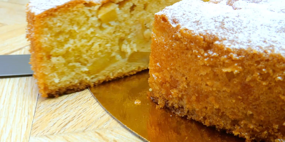 Простая шарлотка с яблоками: Секрет пышности, который хранила моя бабушка. Тесто не оседает никогда!