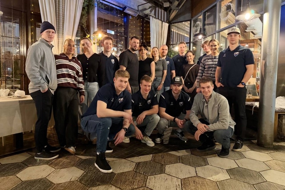    Хоккеисты «Лады» лепили пельмени в рамках благотворительной акции ХК "Лада".