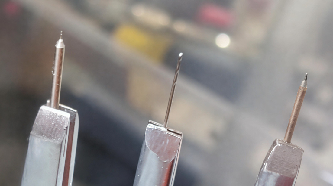 Самое маленькое сверло в мире. Его и не видно