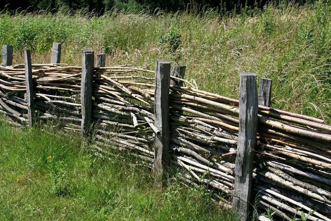 Старинные заборы уходят в небытие......