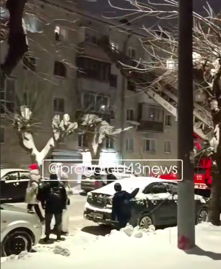 Людей вытаскивали через окно: жильцы дома рассказали о масштабном пожаре в Кирове