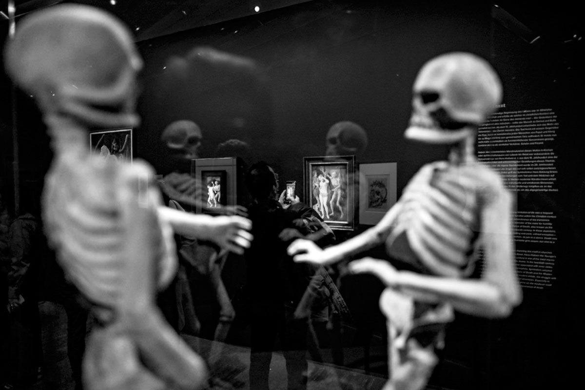 У нарцисса нет дома. Вместо него — пустота, вызванная отсутствием здоровой привязанности, безусловного принятия и эмпатии со стороны родителей в детстве