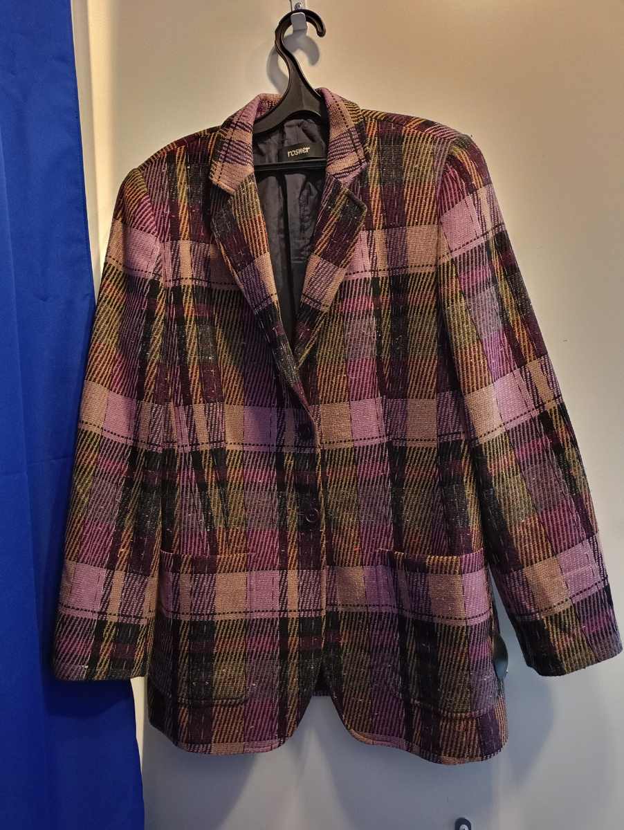 Отличный жакет из вискозы. Достаточно актуальная модель, легко вписать в повседневную жизнь