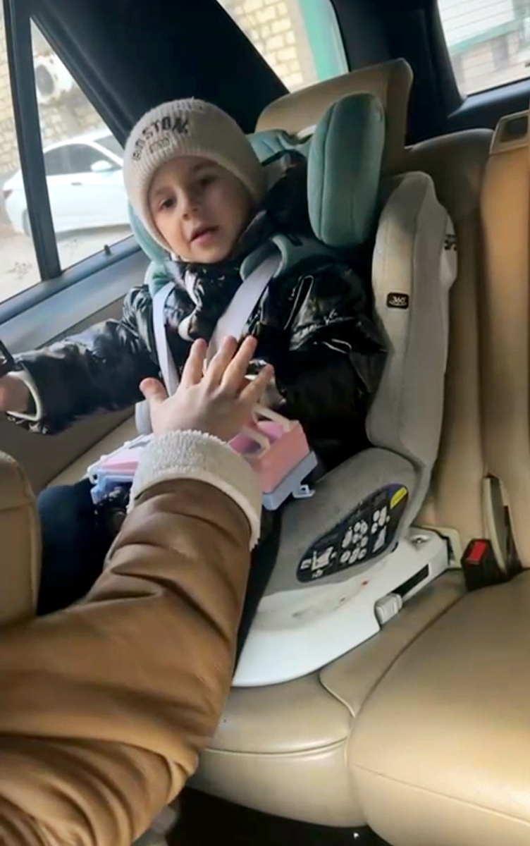 Джабир очень успешен в "близкой" коммуникации. Вот он только что попросил дать ему машинку и теперь активно обсуждает её достоинства. 