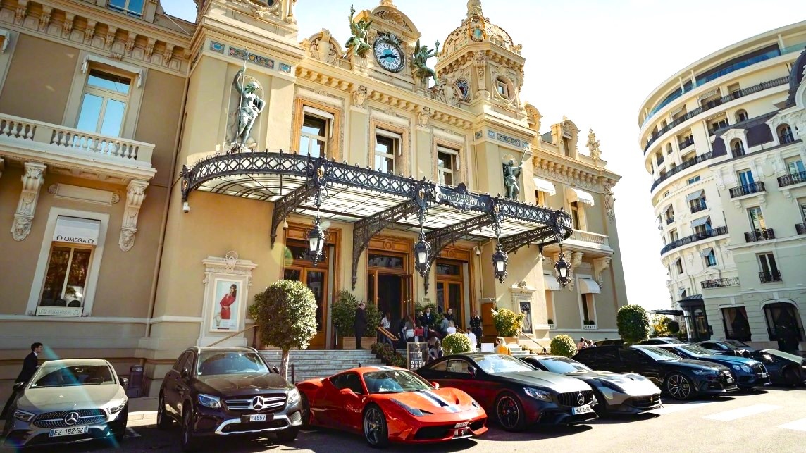 Путешествия по интересным местам  делают нашу жизнь наполненной.