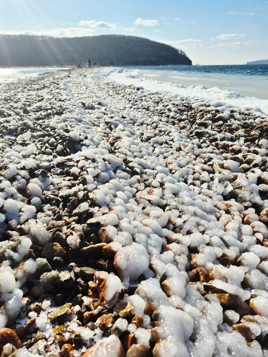 Коса на остров настолько обнажается зимой, что туда можно проехать на внедорожнике.
