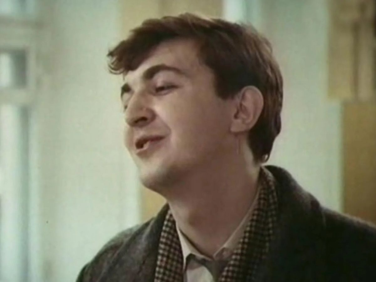    В детстве Игорь пережил землетрясение, их дом рухнул