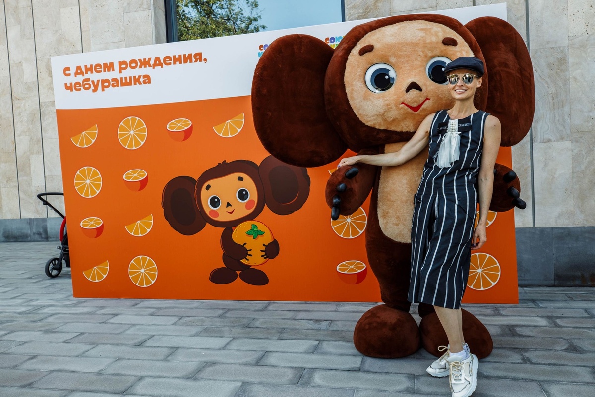    День рождения Чебурашки отмечается 20 августа. Праздник появился в 2005 году, когда писатель Эдуард Успенский, автор историй о Чебурашке, назвал эту дату днем рождения своего героя во время благотворительной акции для детей-сирот. /Союзмультфильм