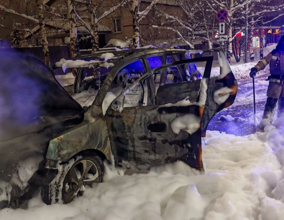    К счастью, водитель успел выбраться из машины и не пострадал