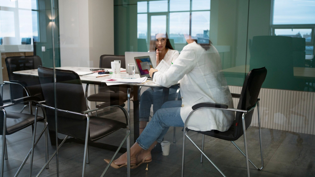 Психология «аквариума»: почему нам неуютно