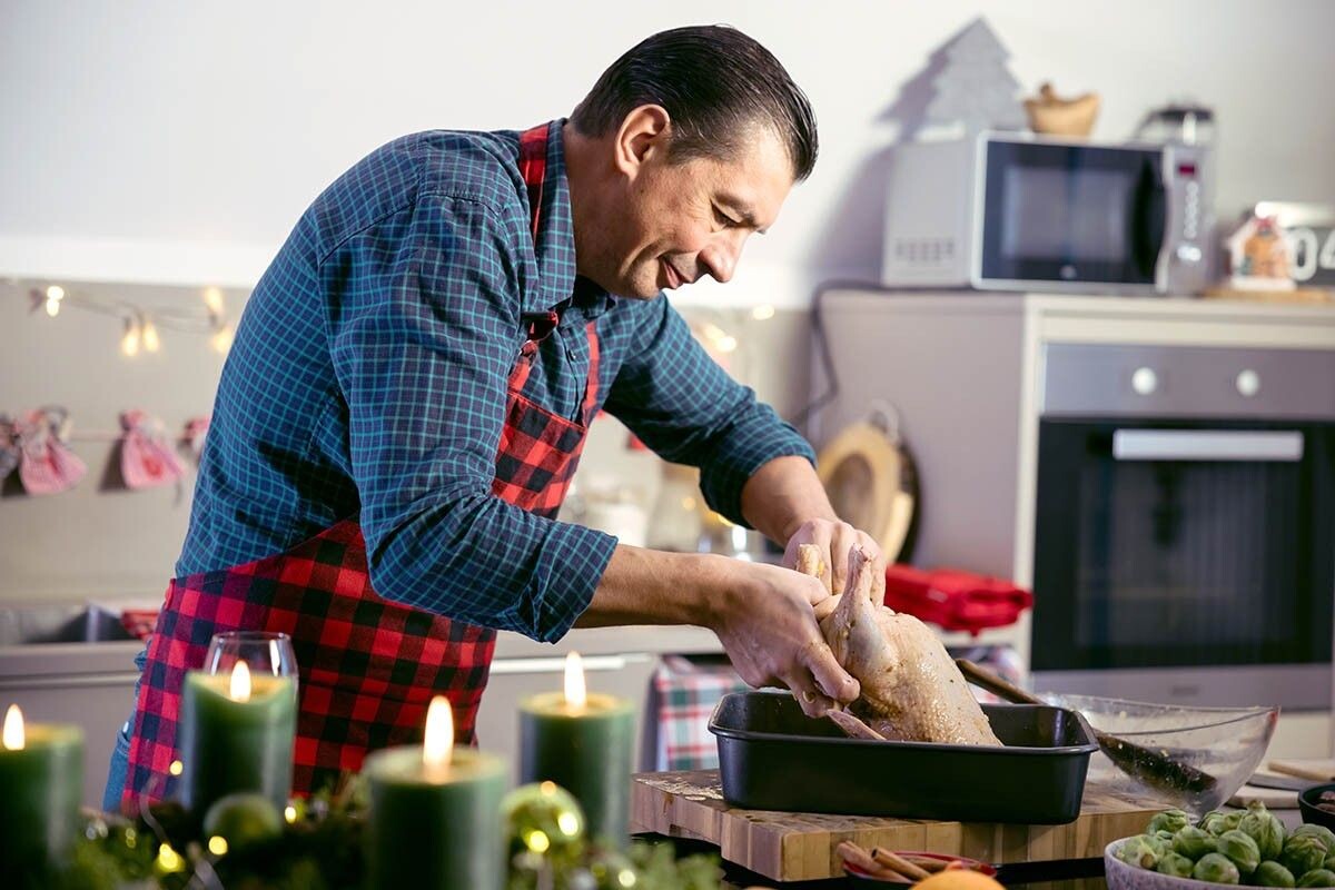 Обмажьте маринадом снаружи и внутри. Источник: KarepaStock / Shutterstock / FOTODOM📷
