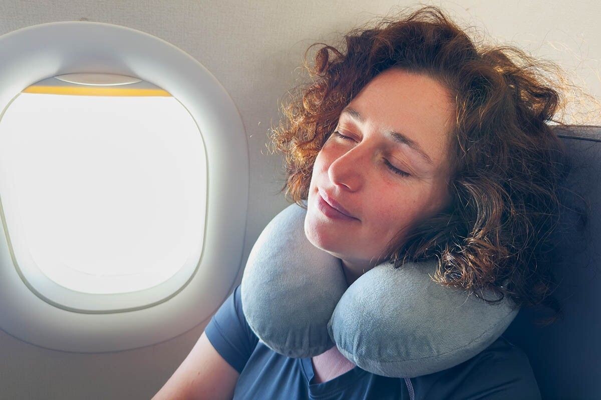 Впереди долгая дорога? Пожалейте себя и вашу шею! Купите правильную подушку для путешествий. Источник: Julia Zavalishina / Shutterstock / FOTODOM📷
